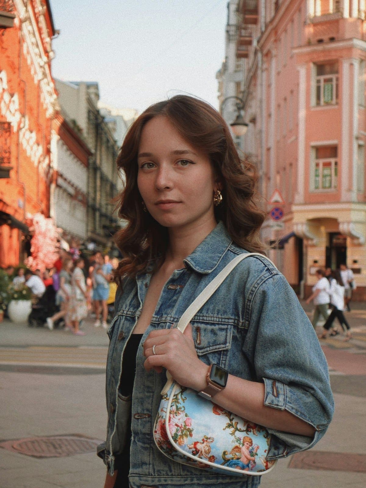 Уличная съёмка модели с сумкой в Москве
