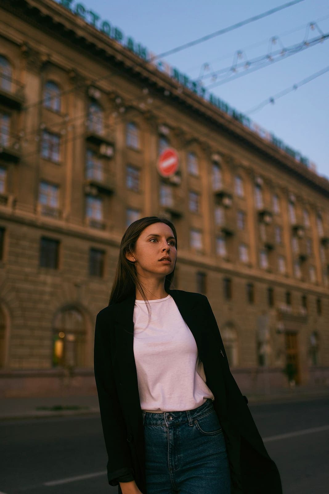Модель на улице в центре Москвы, съёмка для каталога