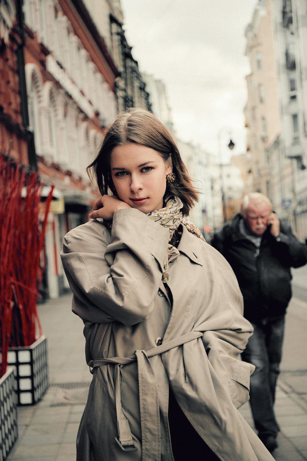 Модель в тренче на московской улице, осенняя съёмка